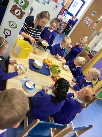 Image of Making (and eating!) apple crumble 